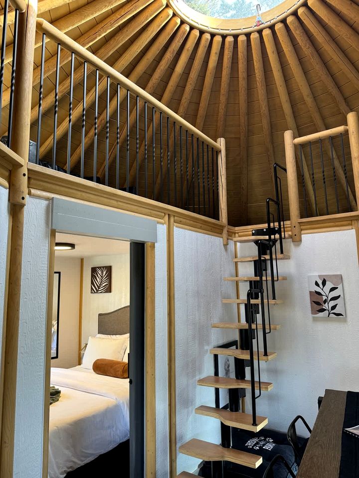 Luxurious Yurt-Cabin with Private Hot Tub Located Near Canyon Lake, Texas