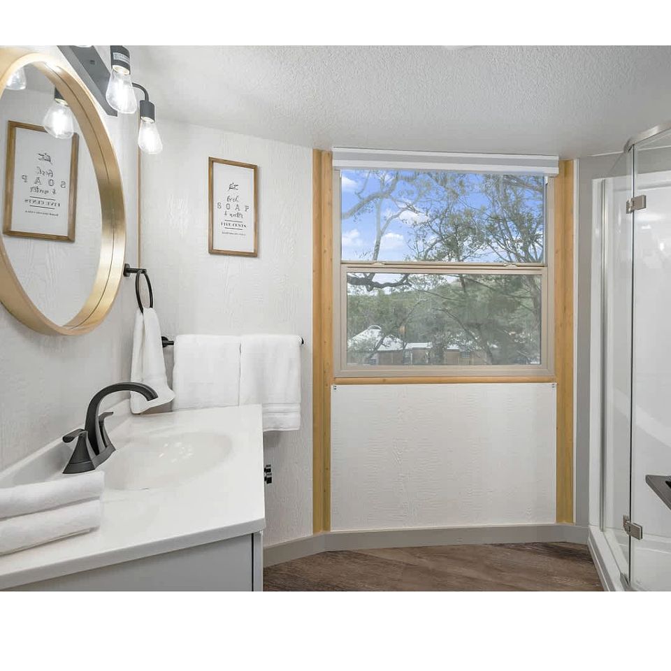 Luxurious Yurt-Cabin with Private Hot Tub Located Near Canyon Lake, Texas