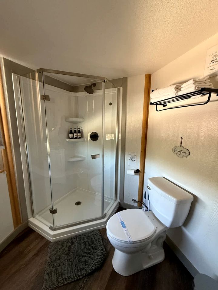 Luxurious Yurt-Cabin with Private Hot Tub Located Near Canyon Lake, Texas