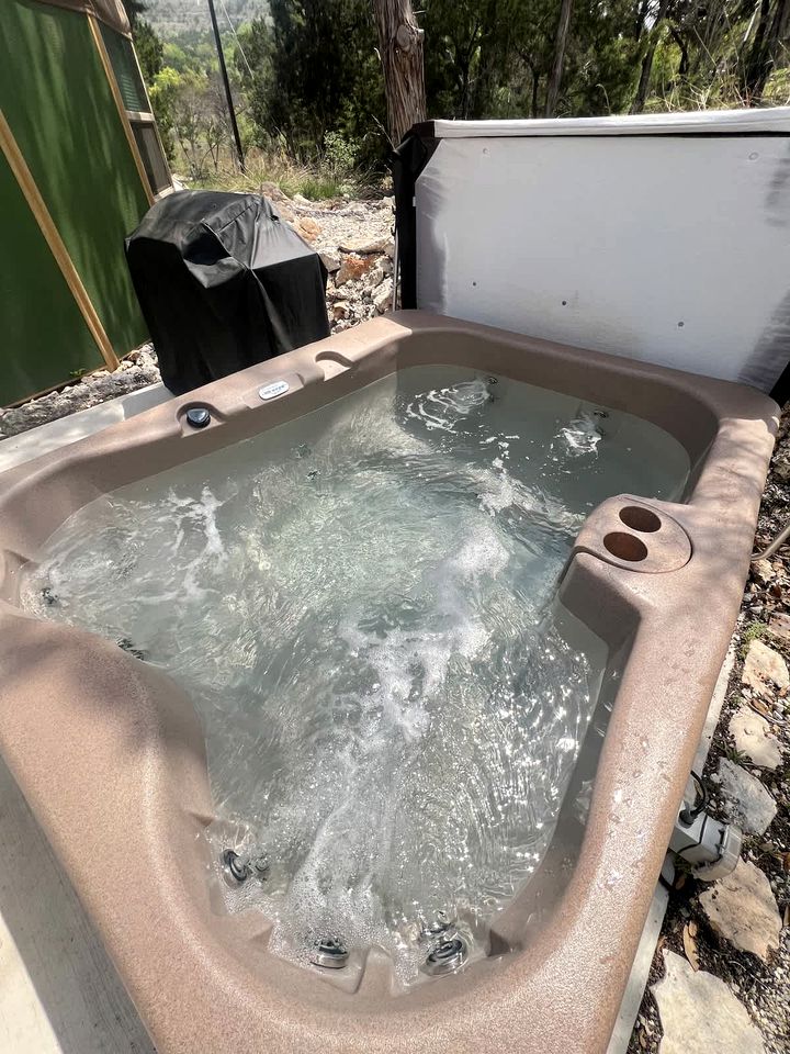 Luxurious Yurt-Cabin with Private Hot Tub Located Near Canyon Lake, Texas