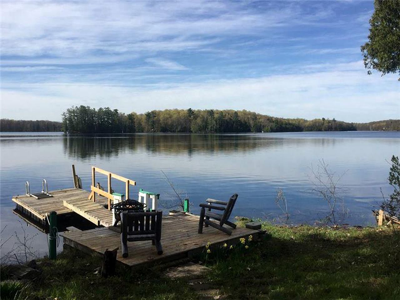 Cottages (Tichborne, Ontario, Canada)