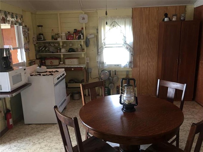 Cottages (Tichborne, Ontario, Canada)