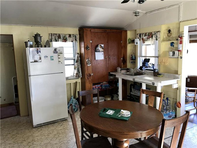 Cottages (Tichborne, Ontario, Canada)