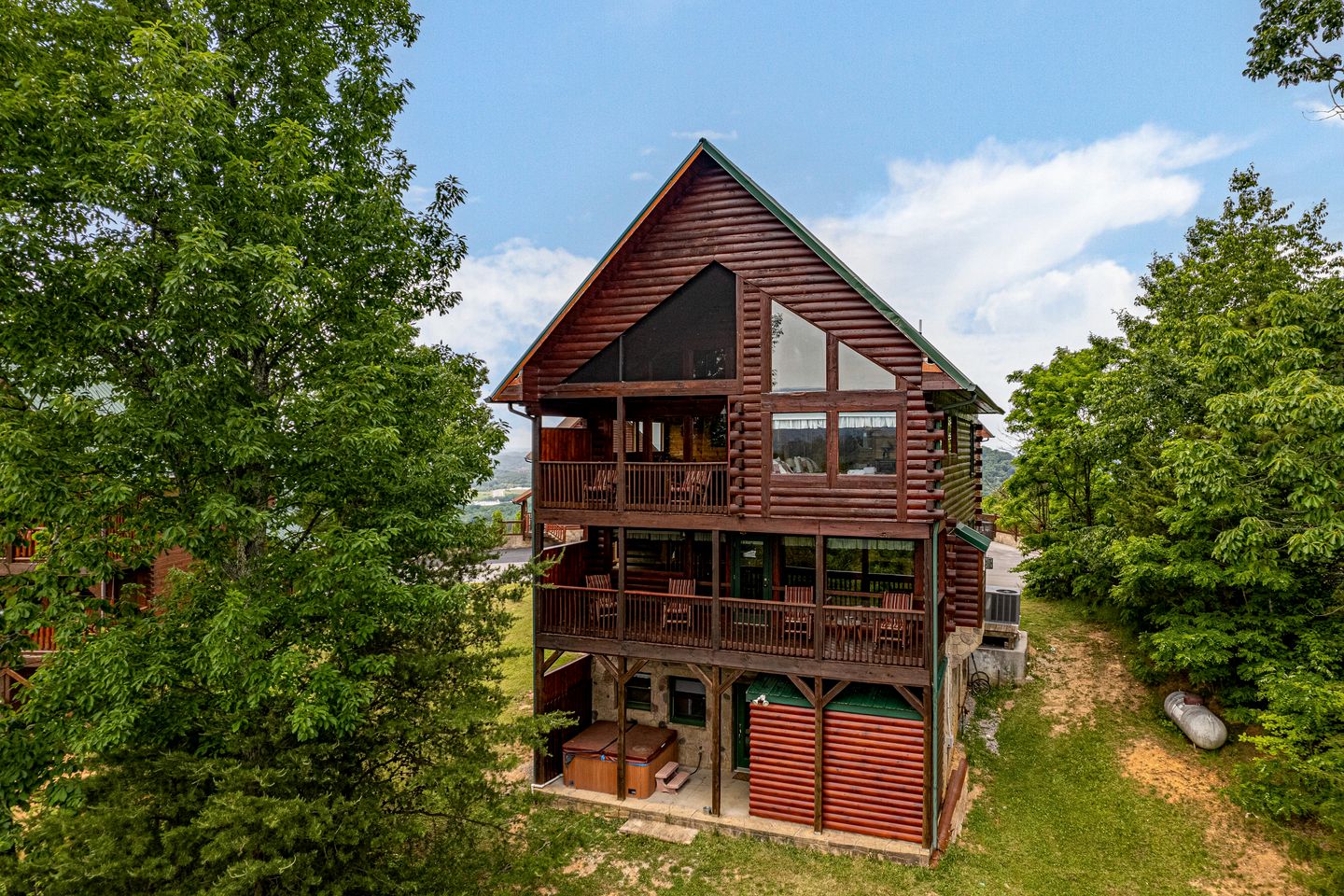 Secluded Cabin with Hot-Tub, Pool Table and Outdoor Pool in Sevierville, Tennessee