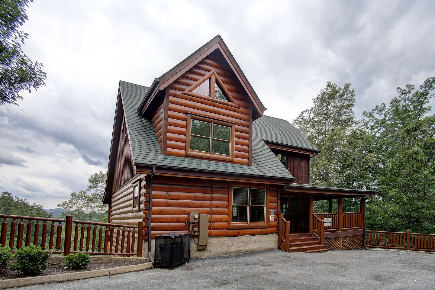 Stunning Rustic Cabin with Outdoor Pool, Hot-tub and Pool Table in Sevierville, Tennessee
