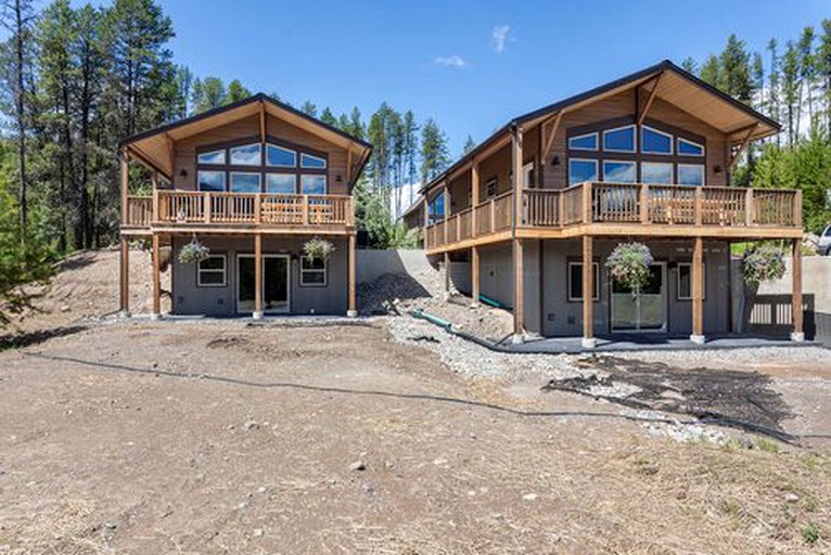 Cabins (West Gariner, Montana, United States)
