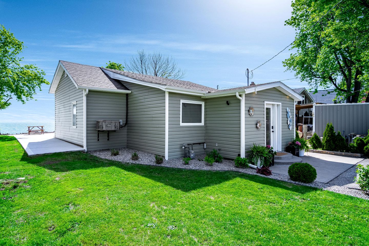 Cozy Cottage with Beautiful Views of Lake Erie from the Private Deck in Kingsville, Ontario