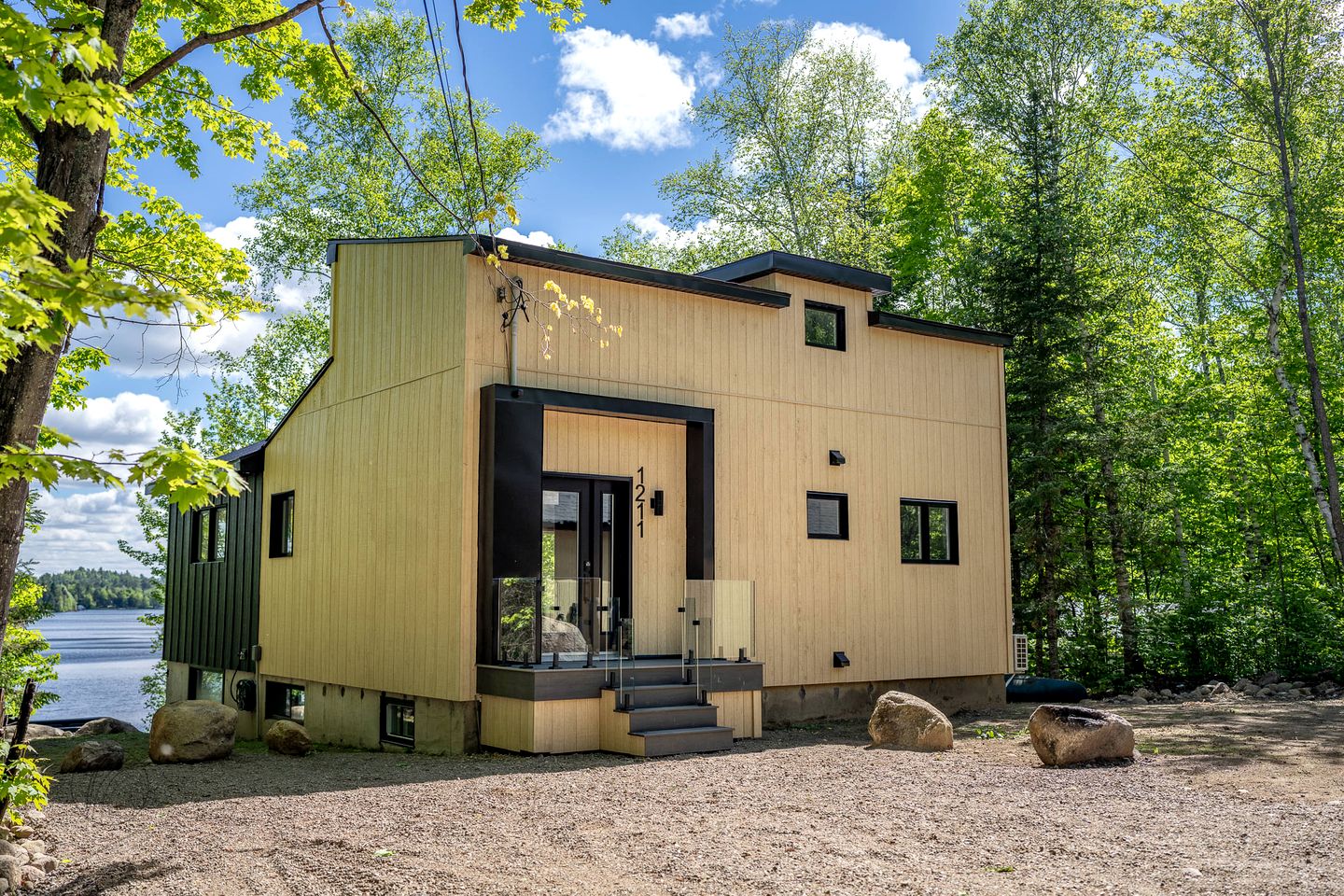 Lakefront Cabin with Luminous Interior, Foosball Table and Jacuzzi in Quebec
