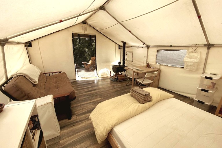 Vacation Rentals (Canada, --, --)