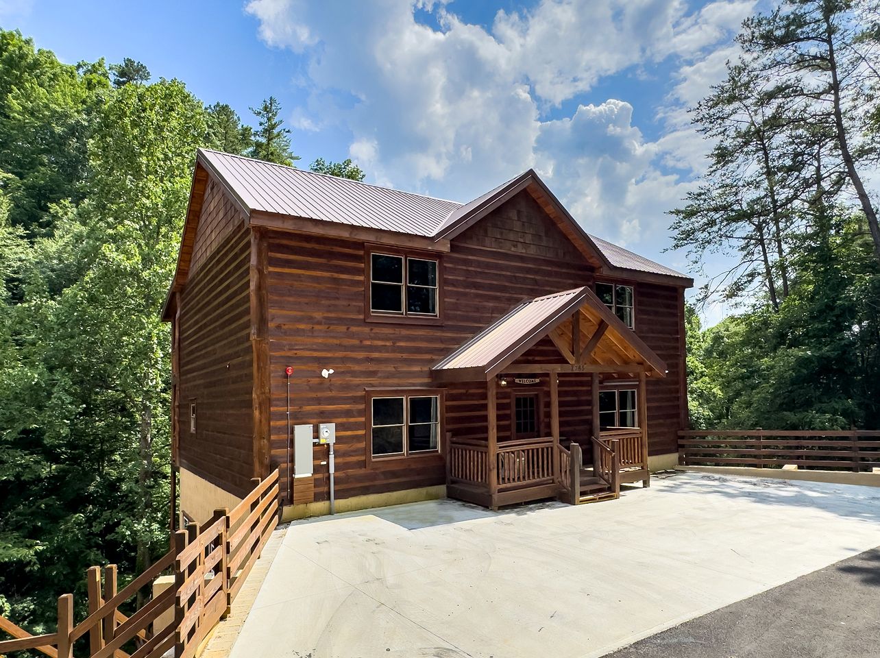 Stunning Cabin with Indoor Pool and Hot-tub in Sevierville, Tennessee
