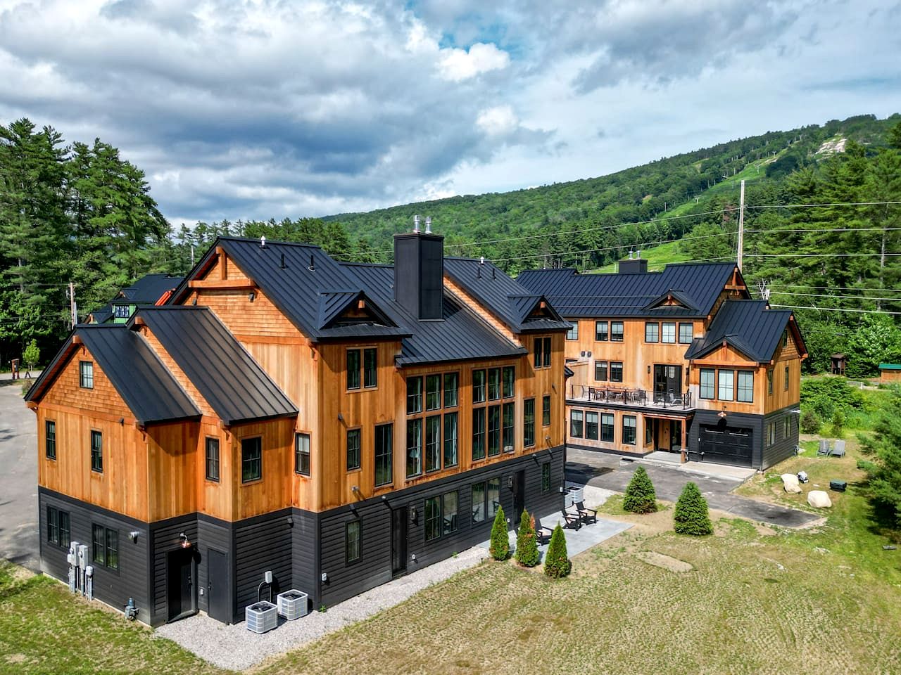 Luxurious Ski-In Townhouse with Fireplace & Game Room near Cranmore Mountain, North Conway NH