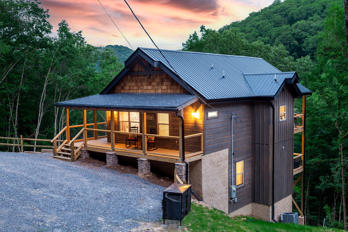 Modern Cabin Rental for 8 with Hot Tub- Ideal for Glamping in the Great Smoky Mountains