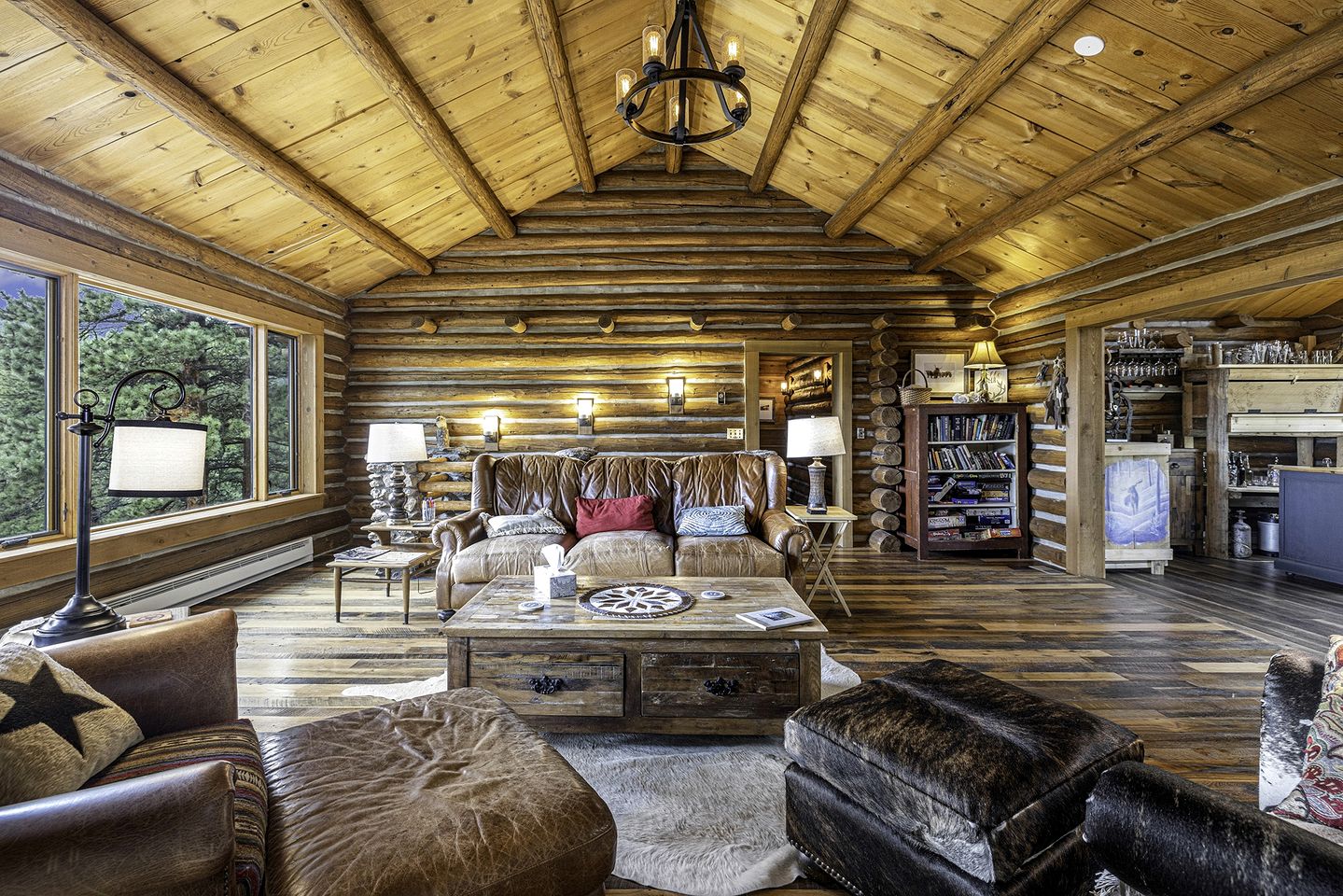 Beautiful Pet-Friendly Log Cabin with Hot Tub near Allenspark and Estes Park, Colorado