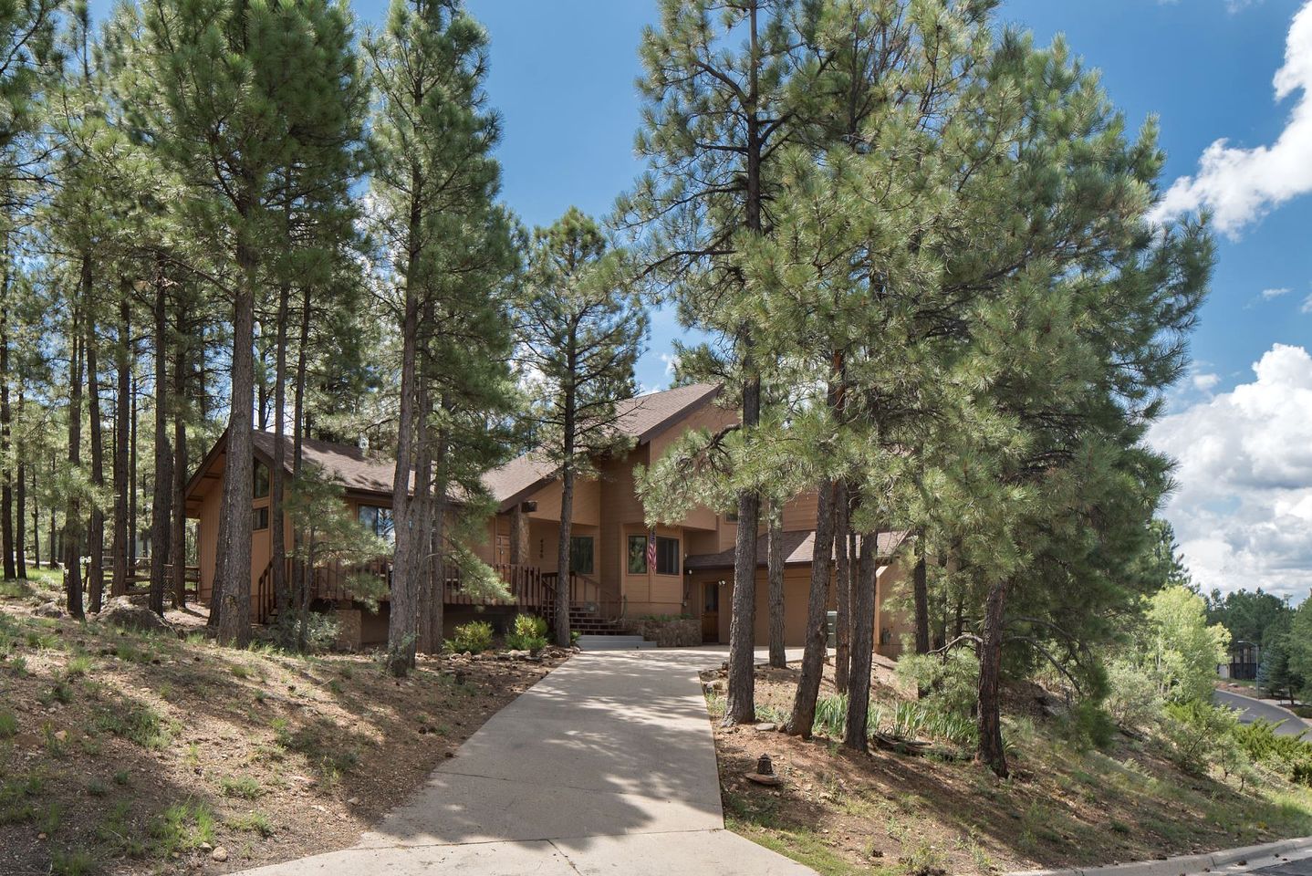 Gorgeous Cozy Cabin with Scenic Forest Views, Fire Pit, and Grill in Flagstaff, Arizona