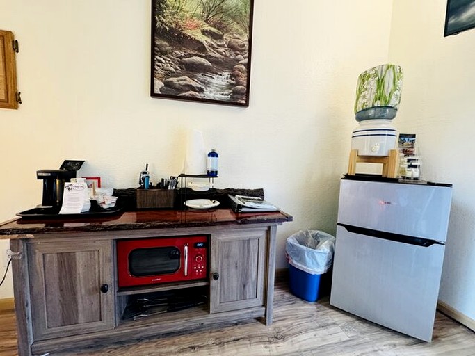 Cozy Studio-Style Cabin for a Glamping Getaway in Clearwater, Oregon | Cabins (Idleyld Park, Oregon, United States of America)