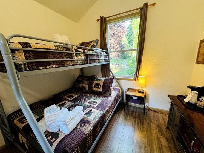 Cozy Studio-Style Cabin for a Glamping Getaway in Clearwater, Oregon | Cabins (Idleyld Park, Oregon, United States of America)