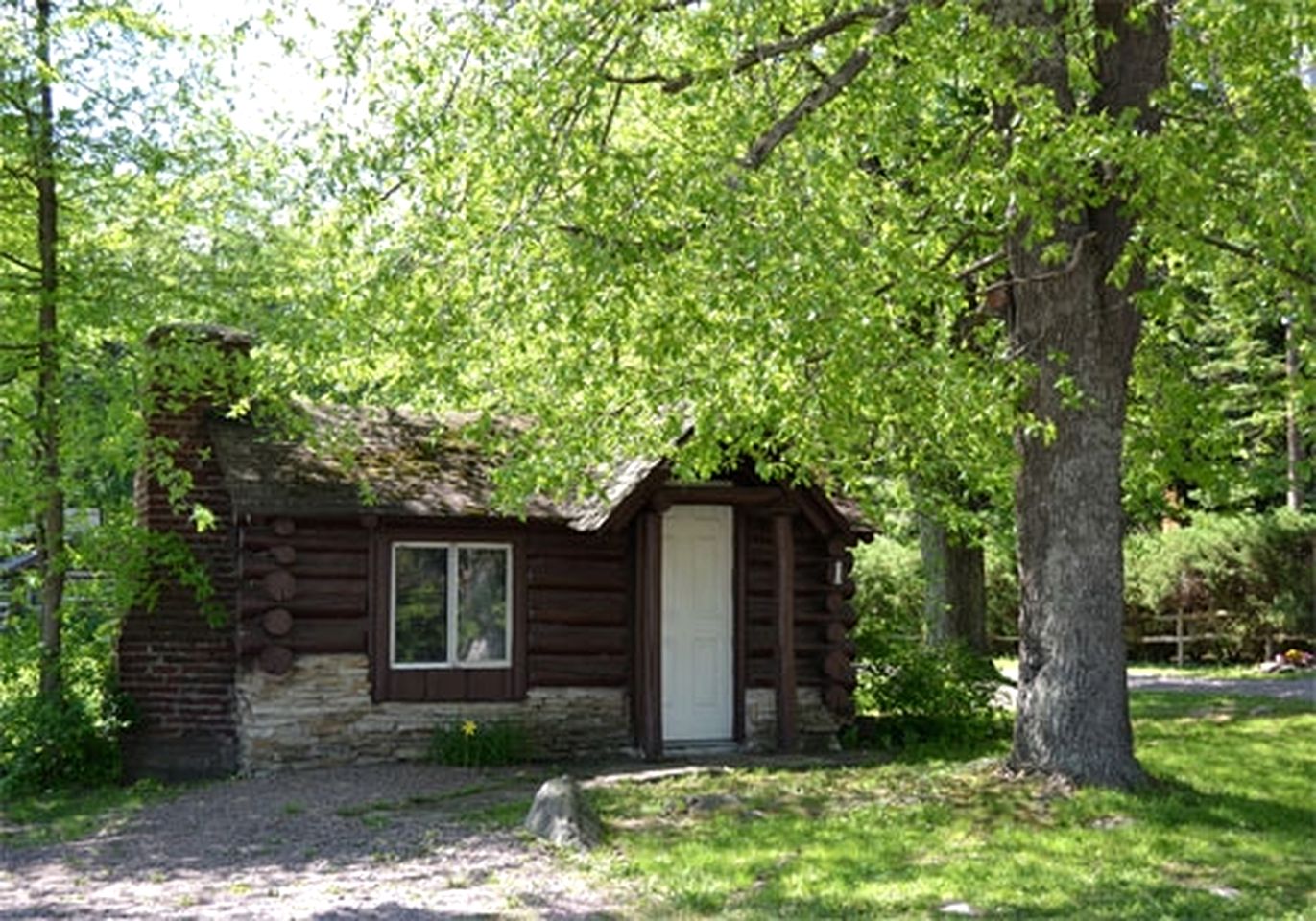 Cozy Log Cabin for a Peaceful Getaway in Markleysburg, Pennsylvania