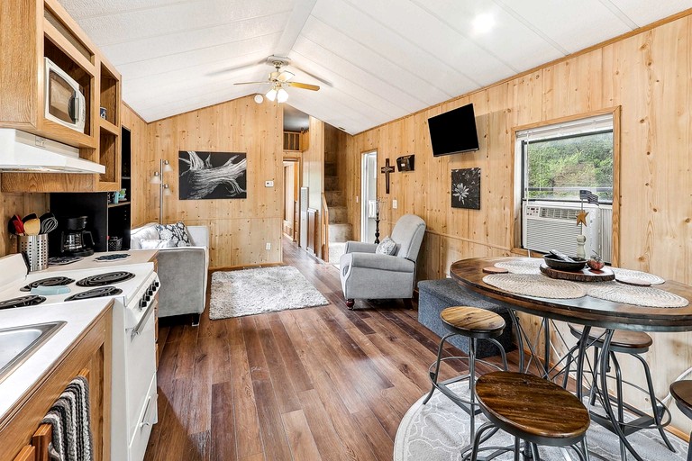 Cabins (United States of America, Toronto, Kansas)