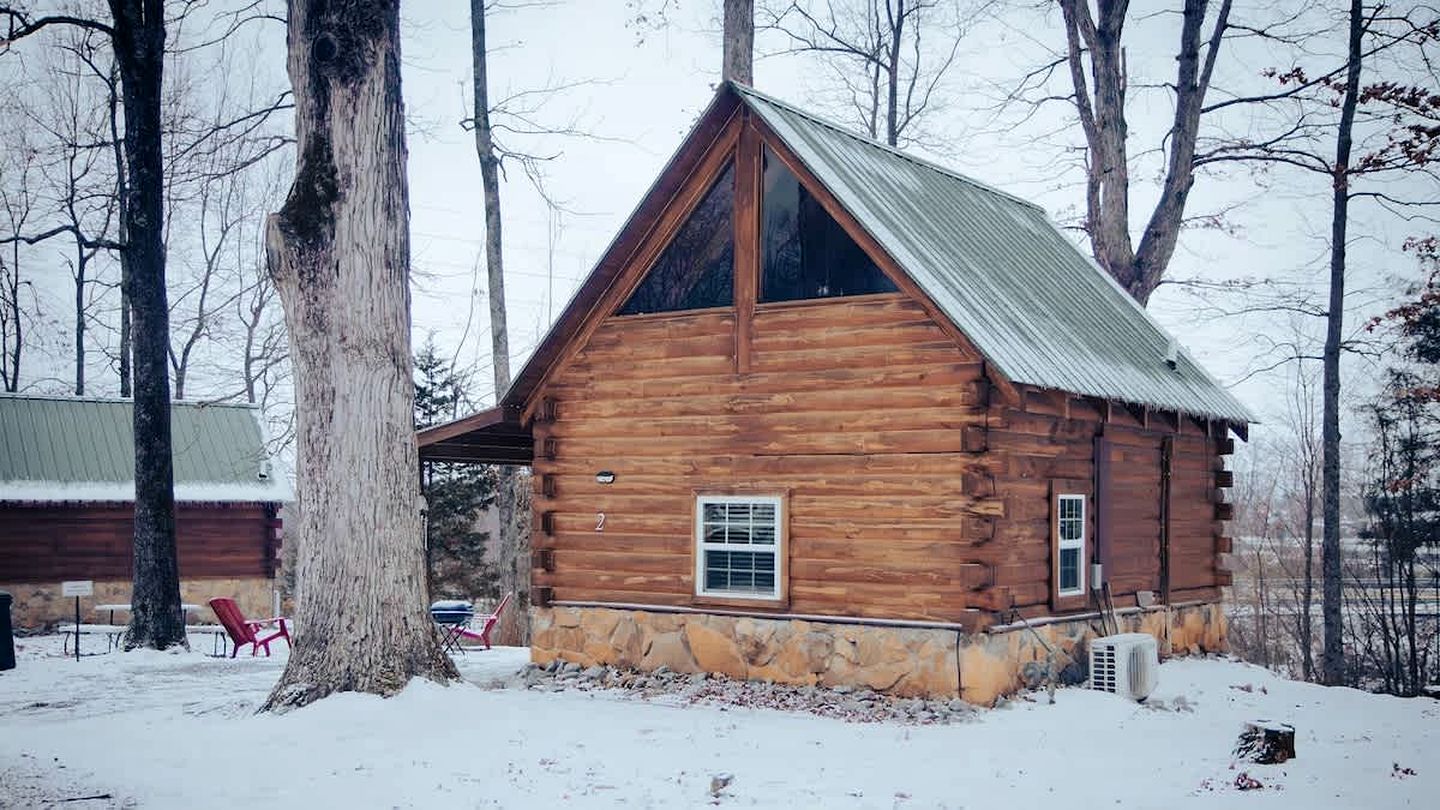 Cozy Log Cabin Retreat near Green River Lake State Park, Perfect for a Weekend of Fishing