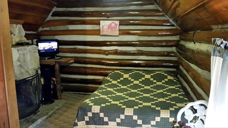 Cabin 3 – Simple Queen Cabin for 2 with Fireplace | Log Cabins (Markleysburg, Pennsylvania, United States of America)