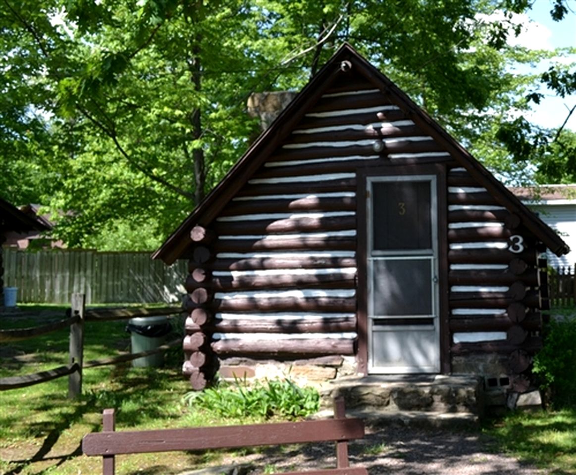 Simple Log Cabin with Fireplace for Couples in Markleysburg, Pennsylvania
