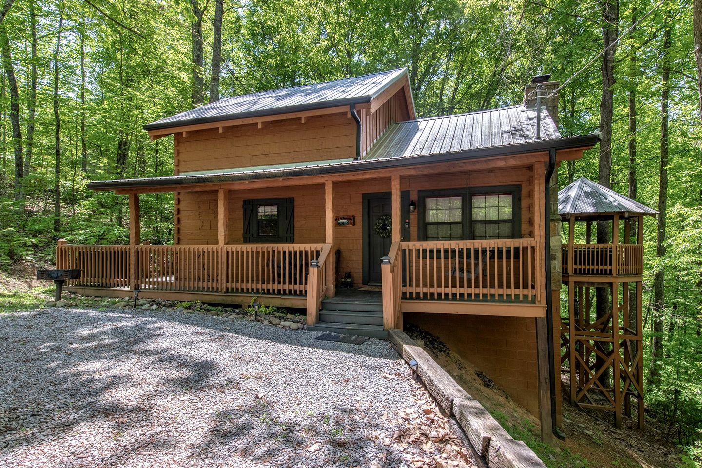 Family-Friendly Mountain Cabin with Jacuzzi in Sevierville, Tennessee