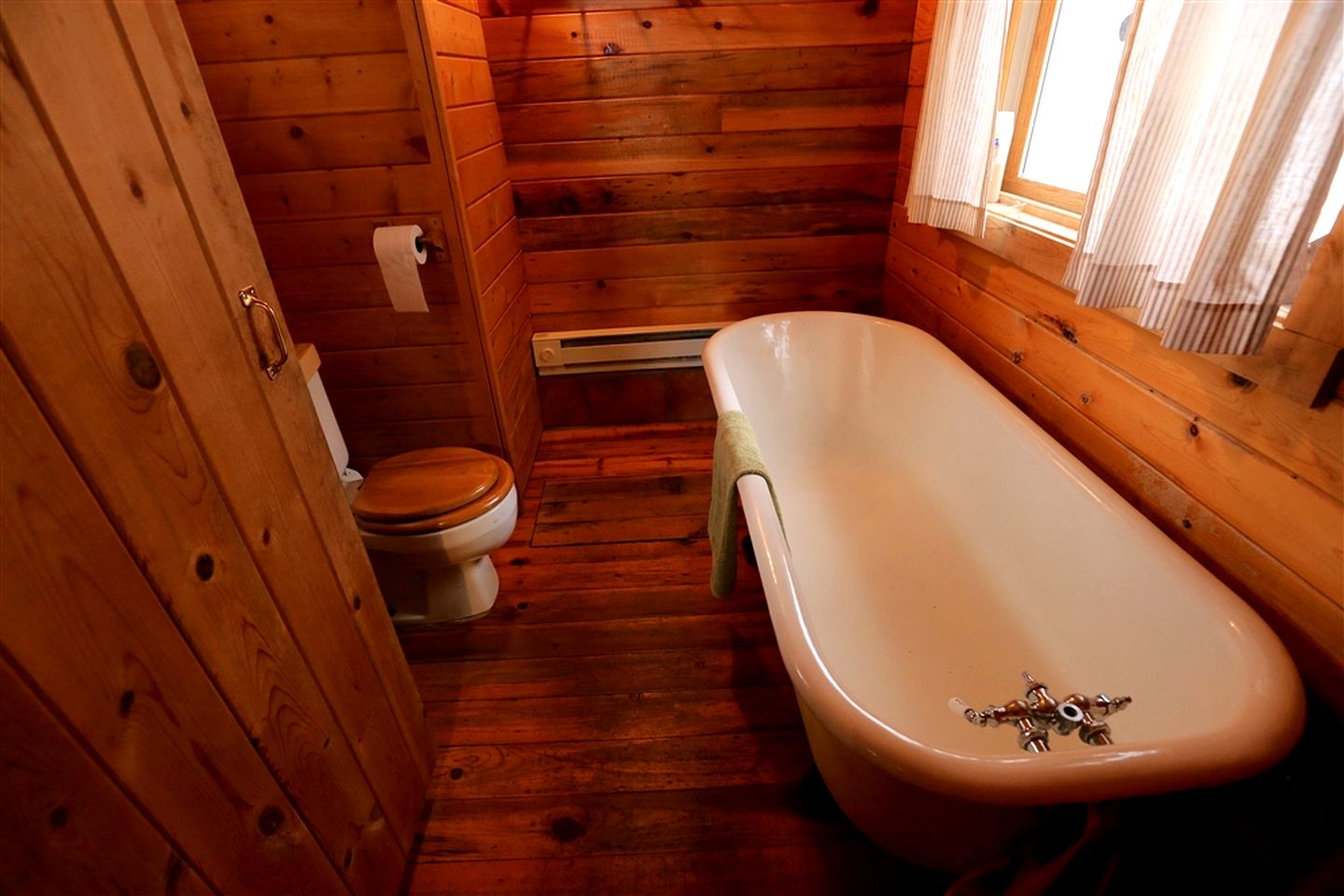 Cozy Cabin Rental with Vintage Claw Tub near Steamboat Springs, Colorado