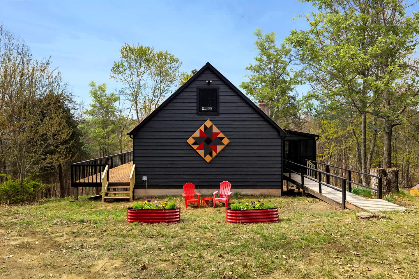 Vibrant Woodland Cabin Sanctuary near Great Cacapon River in West Virginia