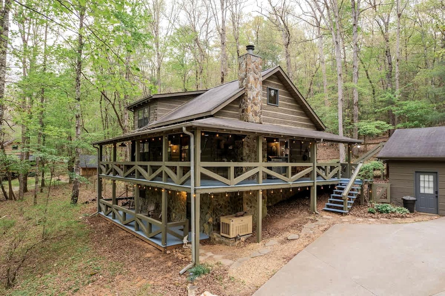 Enchanting Creekside Mountain Cabin Retreat with Luxury Amenities in the Heart of Scenic Blue Ridge, Georgia