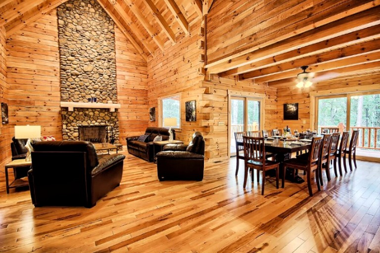 Log Cabins (Logan, Ohio, United States)