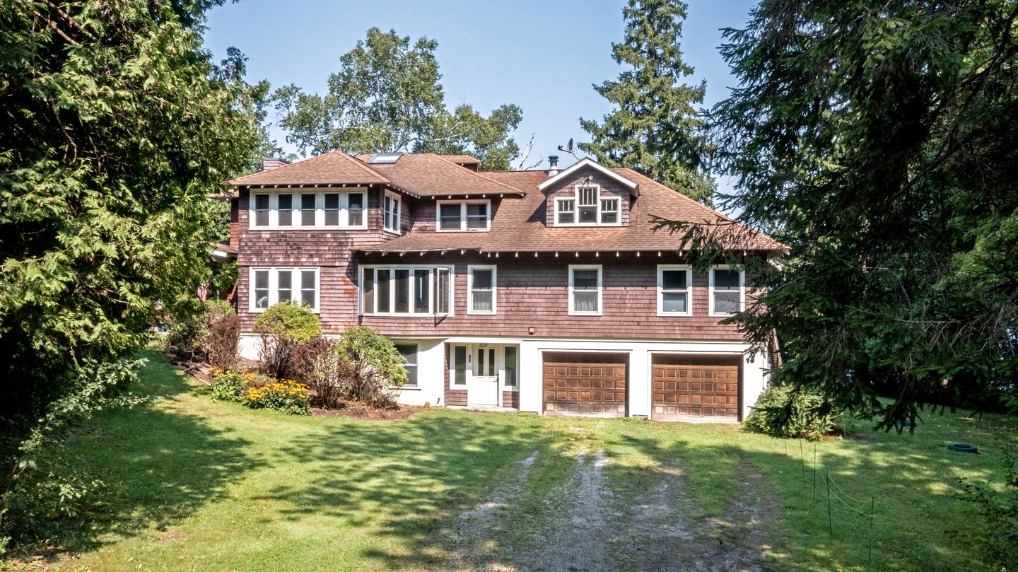 Beautiful Secluded Cottage with Fireplace and Amazing Views in Charlotte, Vermont