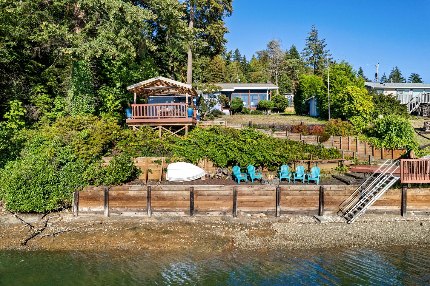 Chic Waterfront Retreat with Covered Porch and Hot-Tub in Washington