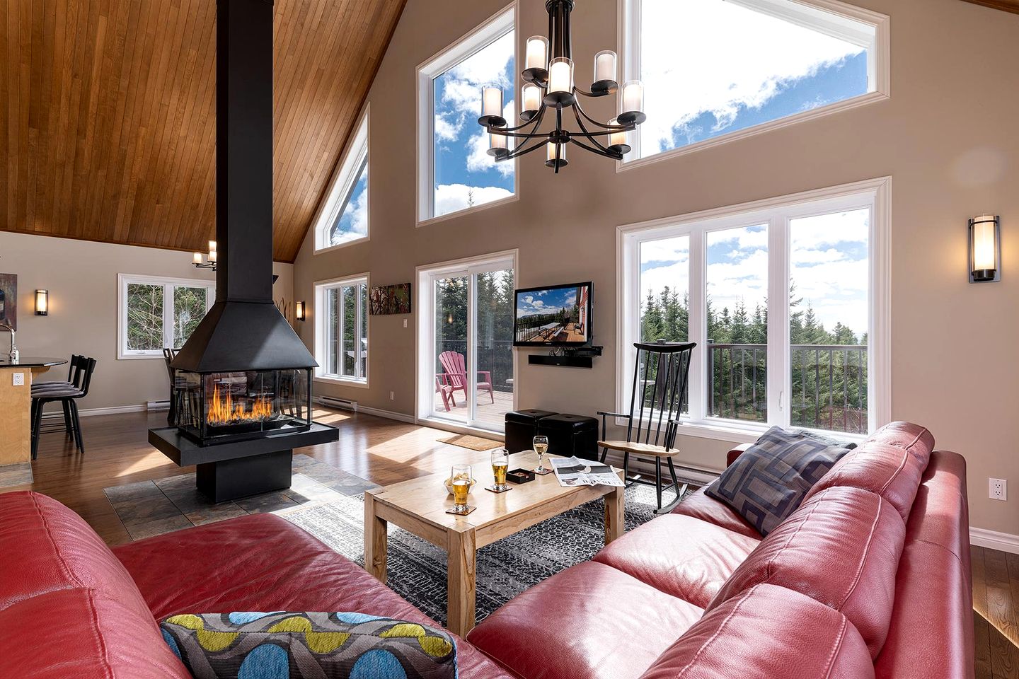 Stylish Vacation Rental with Hot Tub and Four-Sided Fireplace for Family Getaway in Charlevoix, Quebec