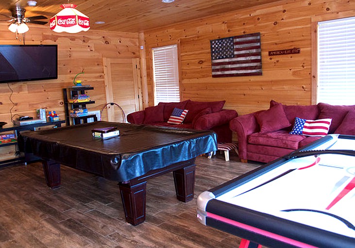 Log Cabins (Dobson, North Carolina, United States)