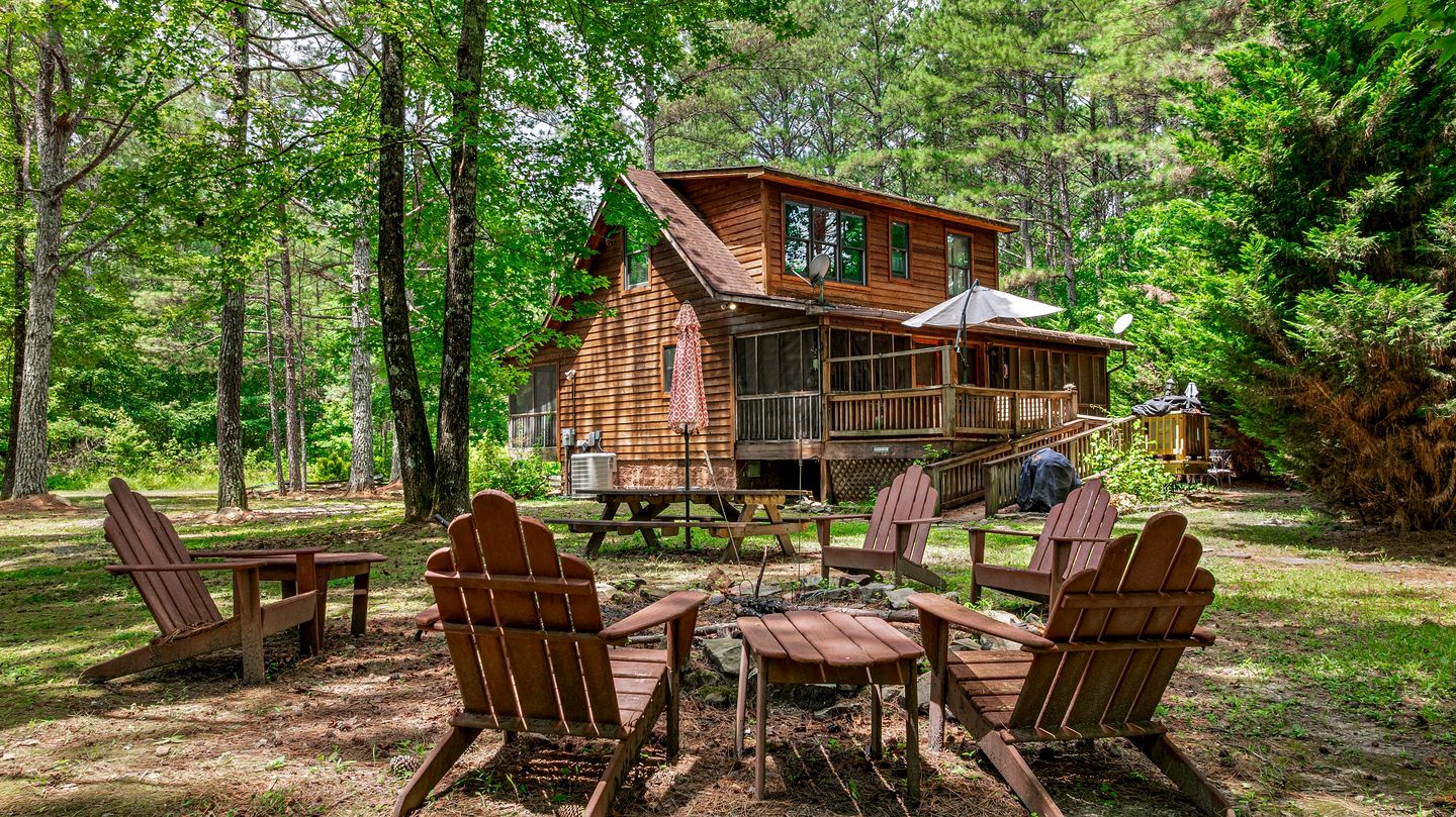 Secluded Cabin in the Woods with Hot Tub & Lake Fishing Access in Mentone, Alabama