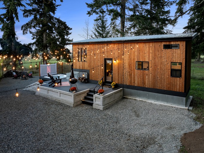 Gorgeous Tiny House with Jacuzzi, Cinema and Fire Pit in Washington