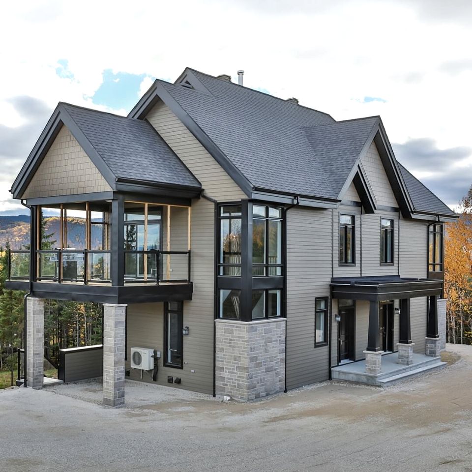 Impressive Cottage with Games, Barbecue and Hot-tub in Petite-Rivière-Saint-François, Quebec
