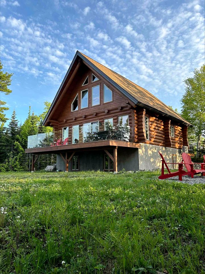 Cute Wooden Cottage Perfect for Groups in Quebec