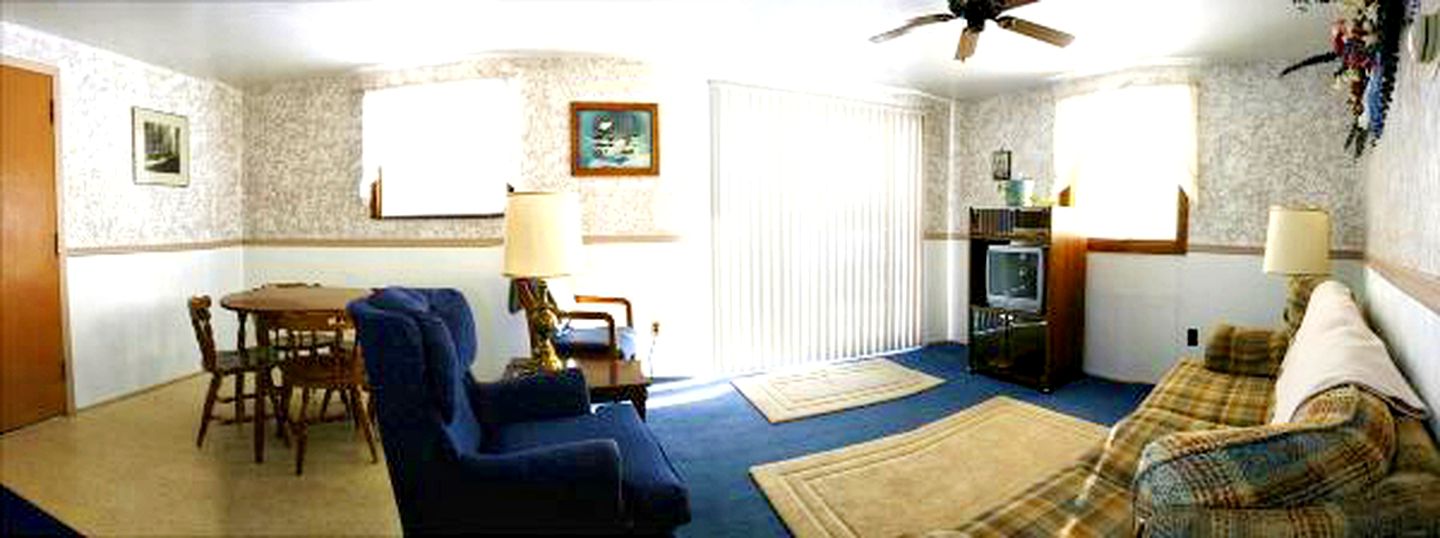 Cabins (Little Lake, Michigan, United States)