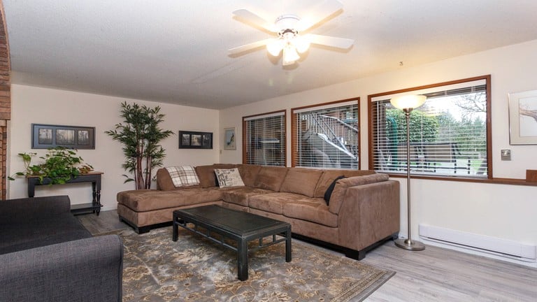Cottages (Sidney, British Columbia, Canada)