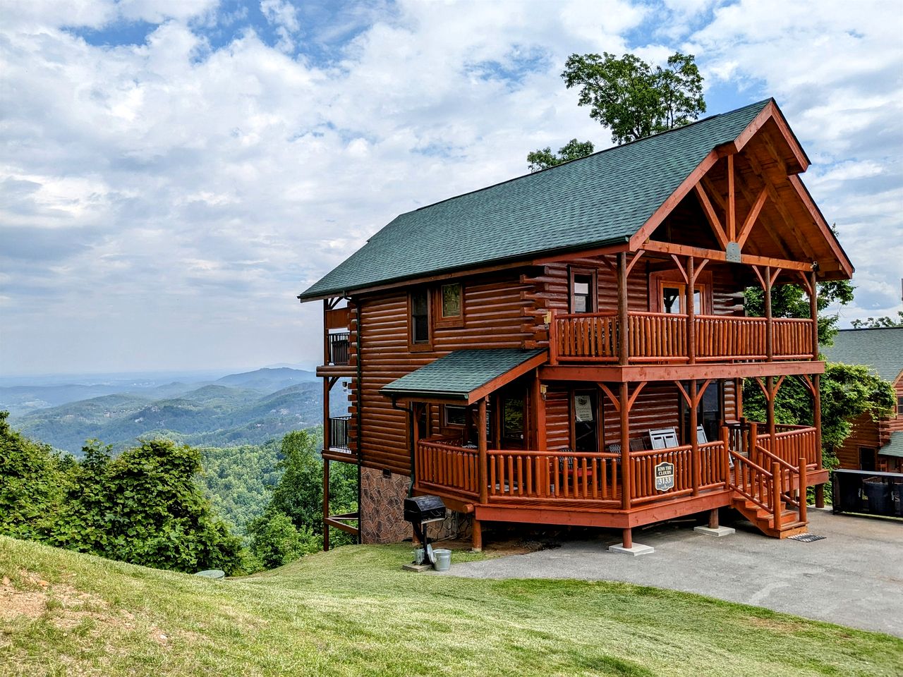 Charming Mountain Cabin with Hot-Tub and Spectacular Views in Sevierville, Tennessee
