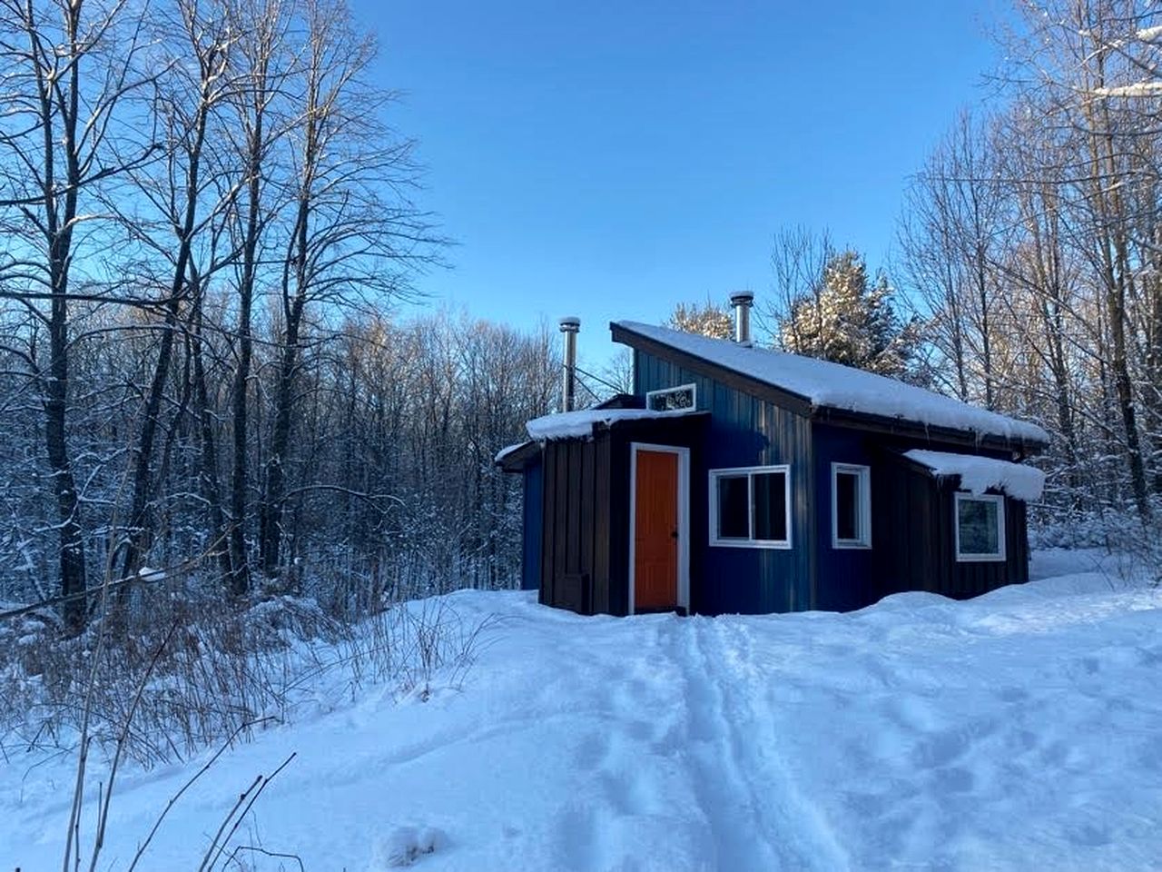 Cabins (Canada, South Frontenac, Ontario)