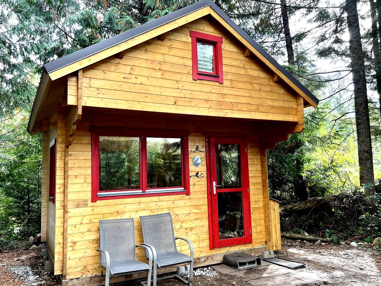 Charming, Rustic Cabin with Loft and Kitchenette, Nestled in the Wilderness of Halfmoon Bay, BC