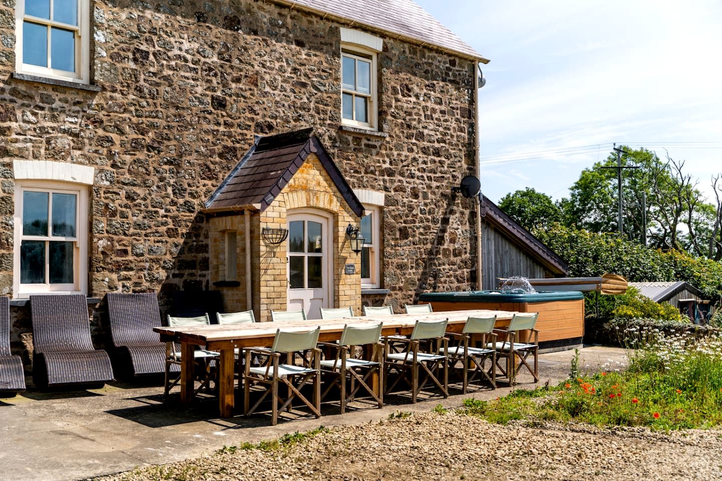 Charming Cottage with Hot Tub & Games Room near Llawhaden, Pembrokeshire