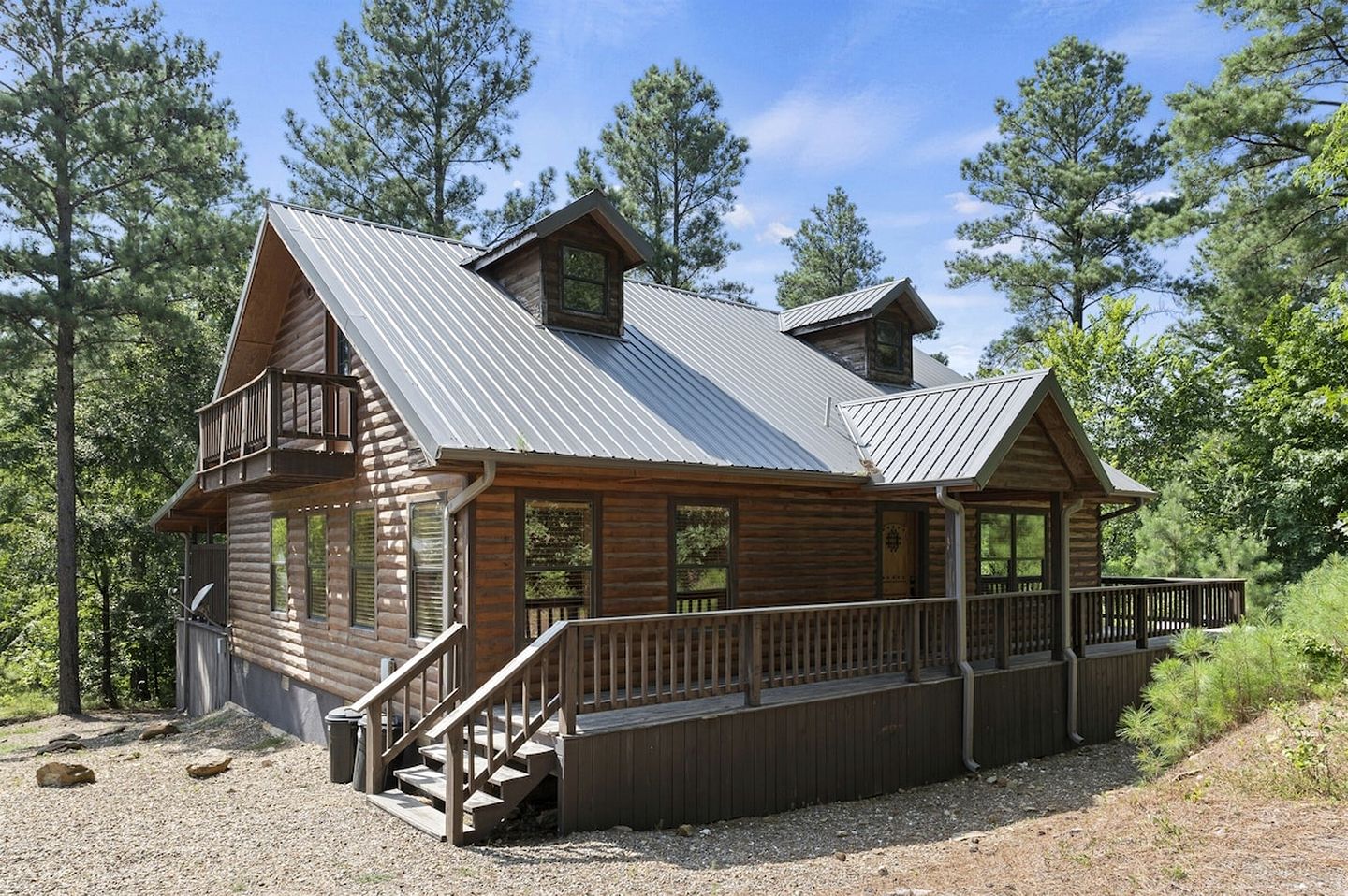 Charming Rustic Retreat with Hot-Tub and Equipped Deck in Broken Bow, Oklahoma