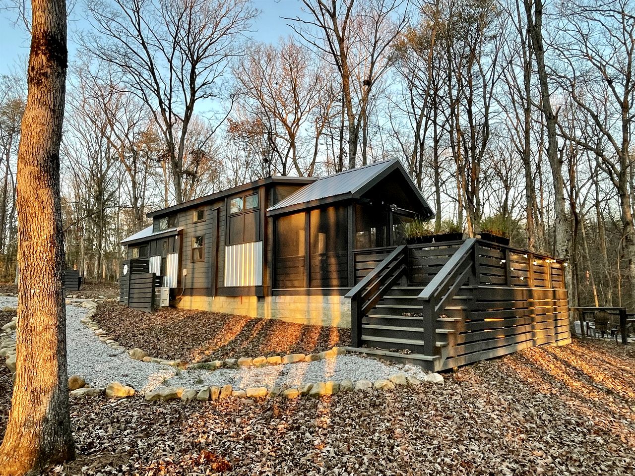 Chic Tiny Cabin with Jacuzzi, Screened Porch and Grill in Tennessee