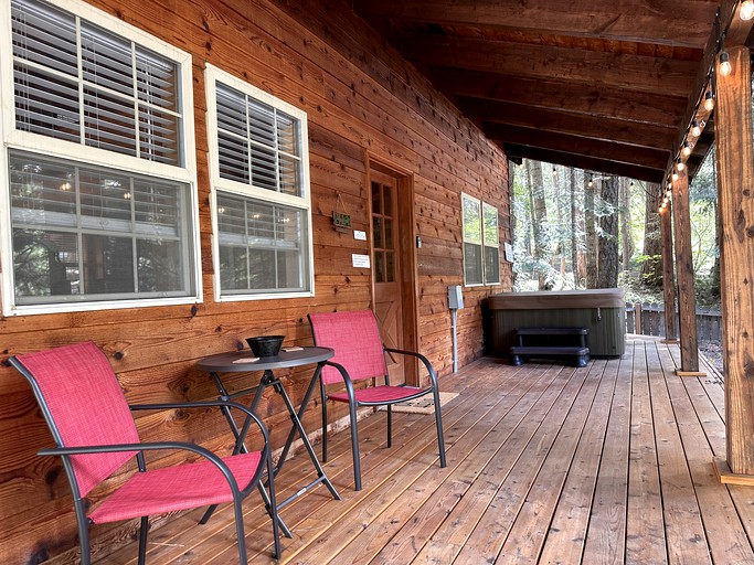 Cozy Cabin Nestled in the Foothills of the Majestic Cascade Mountains with Hot-Tub by Lake Wenatchee For an Outdoor Escape, Washington