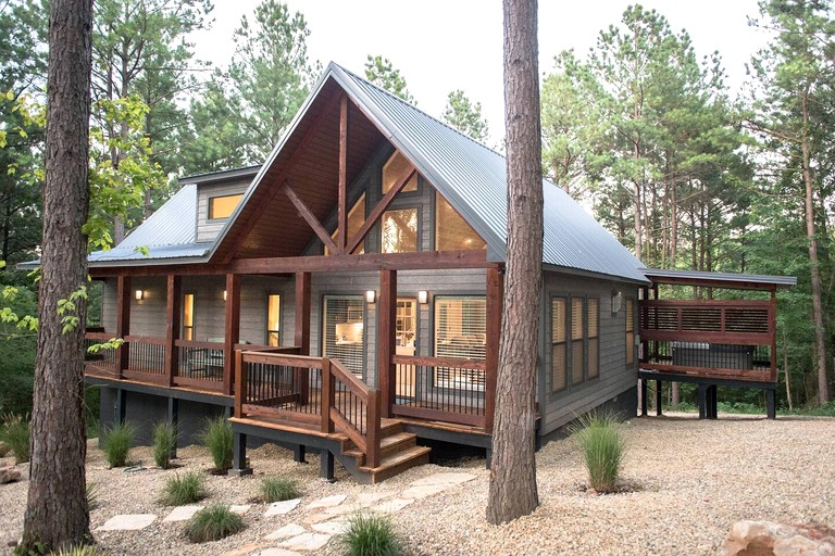 Classy Cabin Beautifully Design with Spa in Broken Bow, Oklahoma