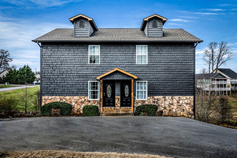 Comfortable Retreat with Hot-Tub in Sevierville, Tennessee