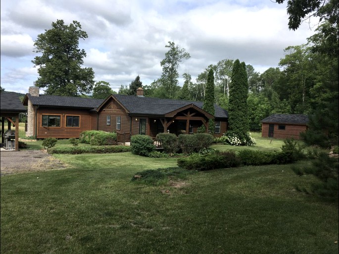 Cabins (Bayfield, Wisconsin, United States)